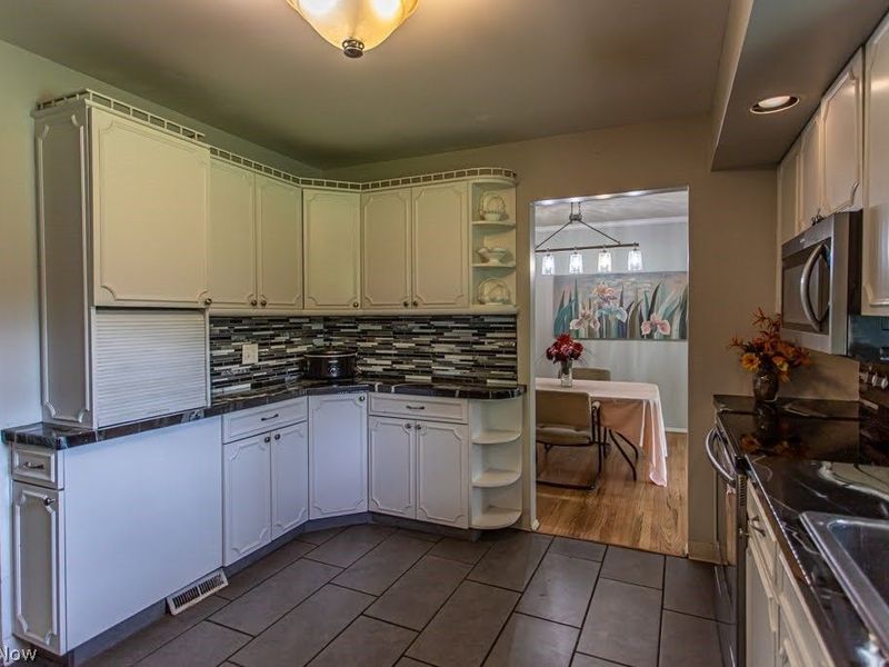 8523 Sleepy Hollow Drive NE, Warren, OH 44484 Photo 7