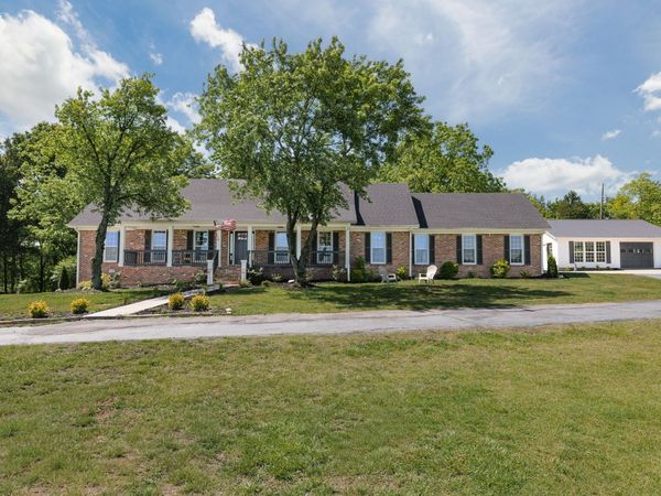 24 Lovers Ln, Fayetteville, TN 37334