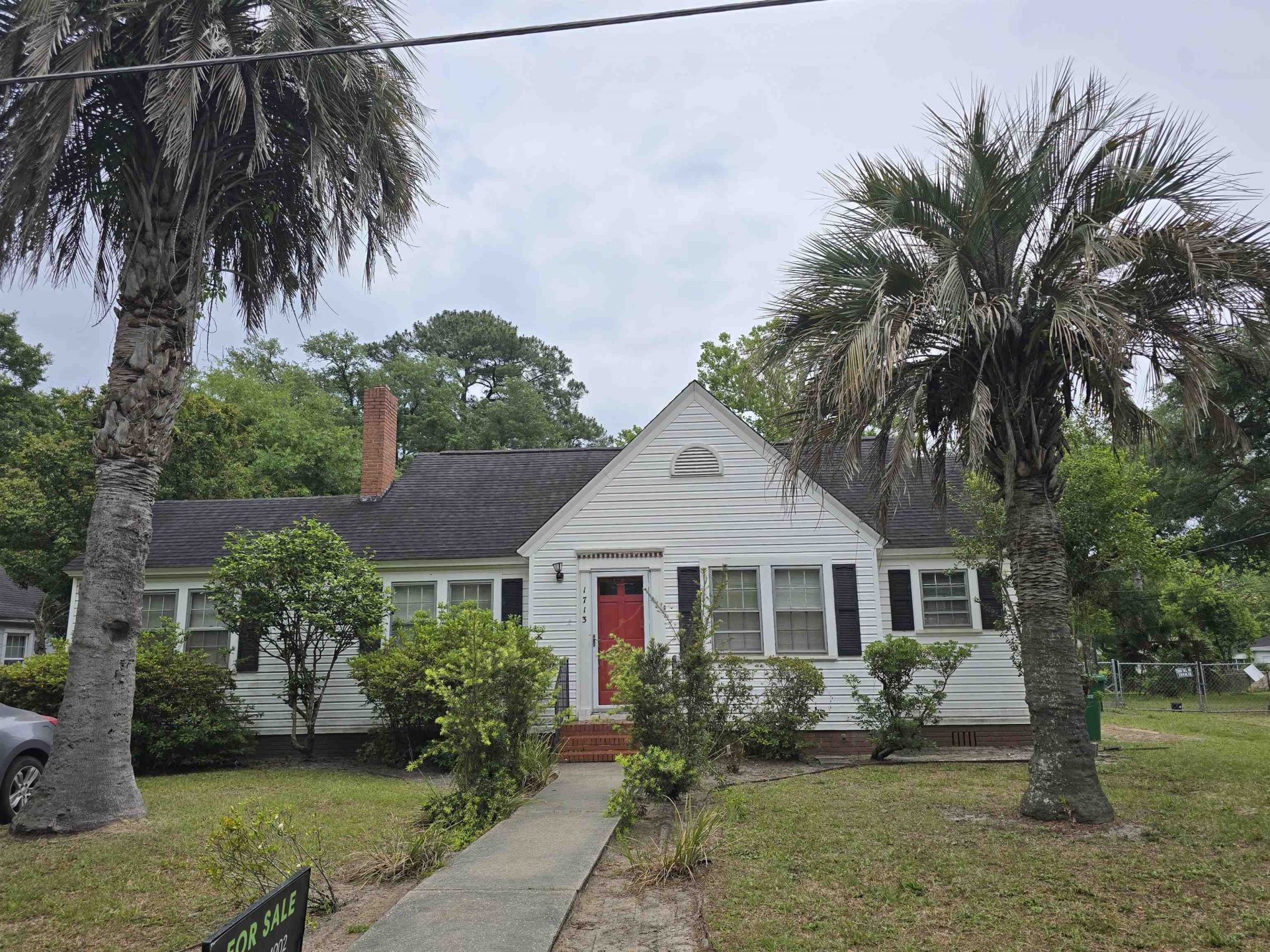1713 Oak St. Photo 2
