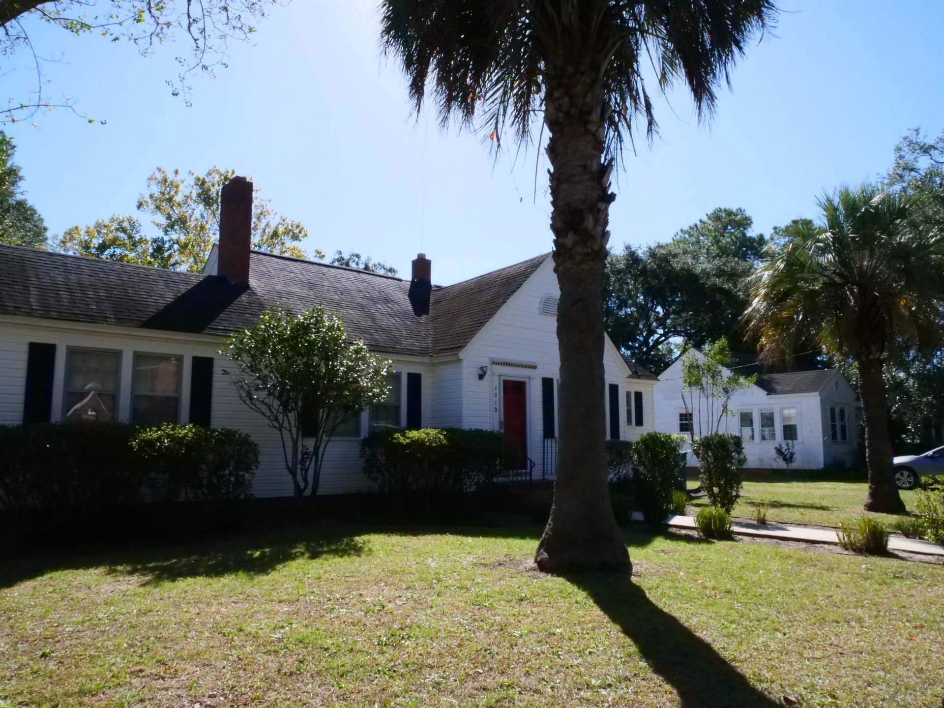 1713 Oak St. Photo 3