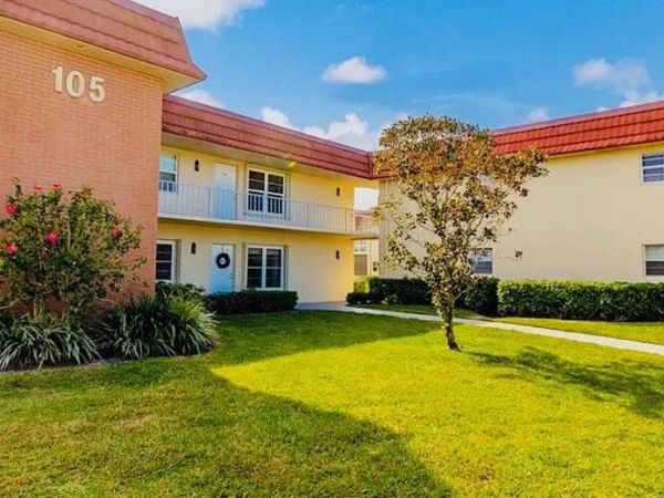 105 Spring Lake Court, Unit 203, Vero Beach, FL 32962