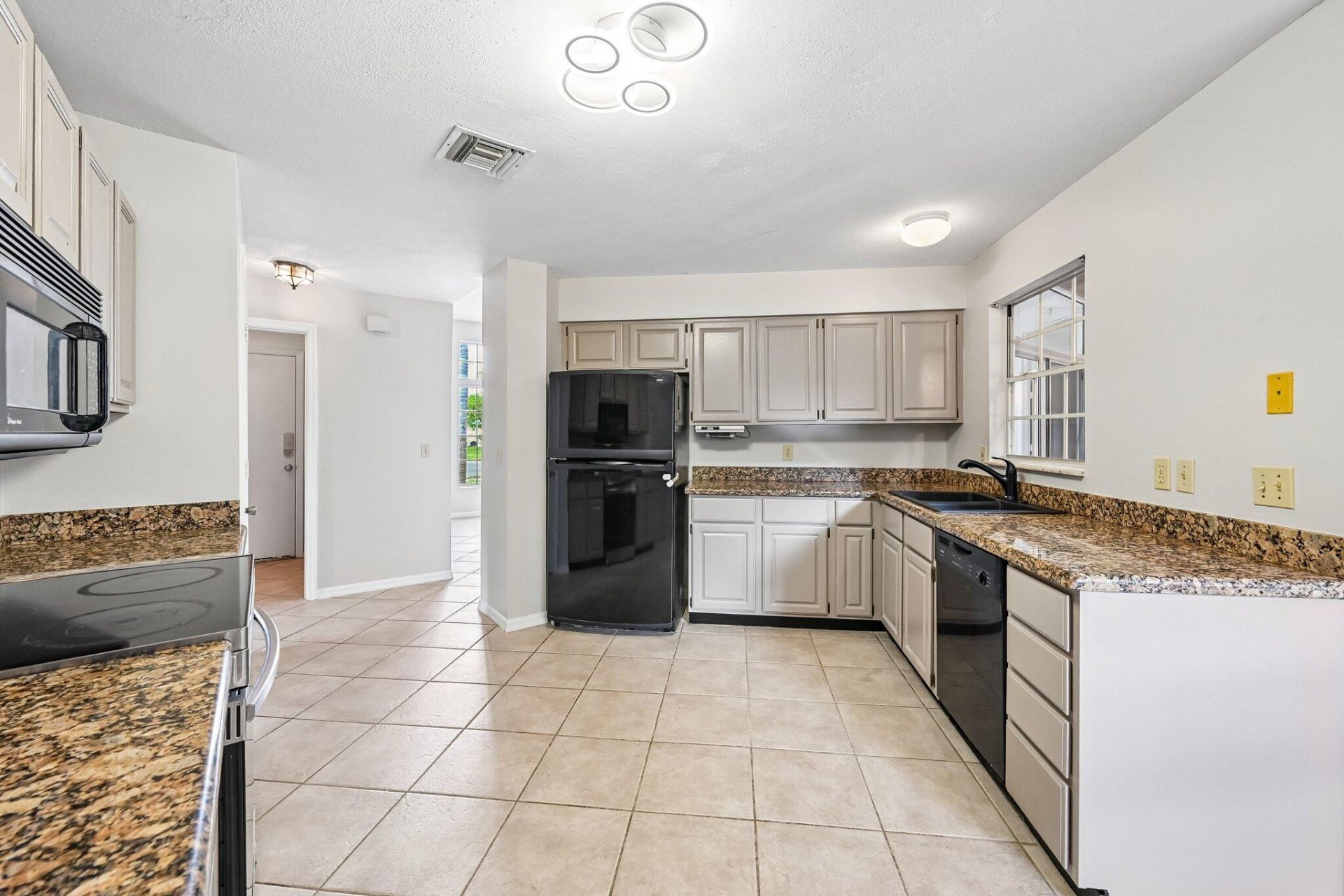 160 Royal Pine Circle S, Royal Palm Beach, FL 33411 Photo