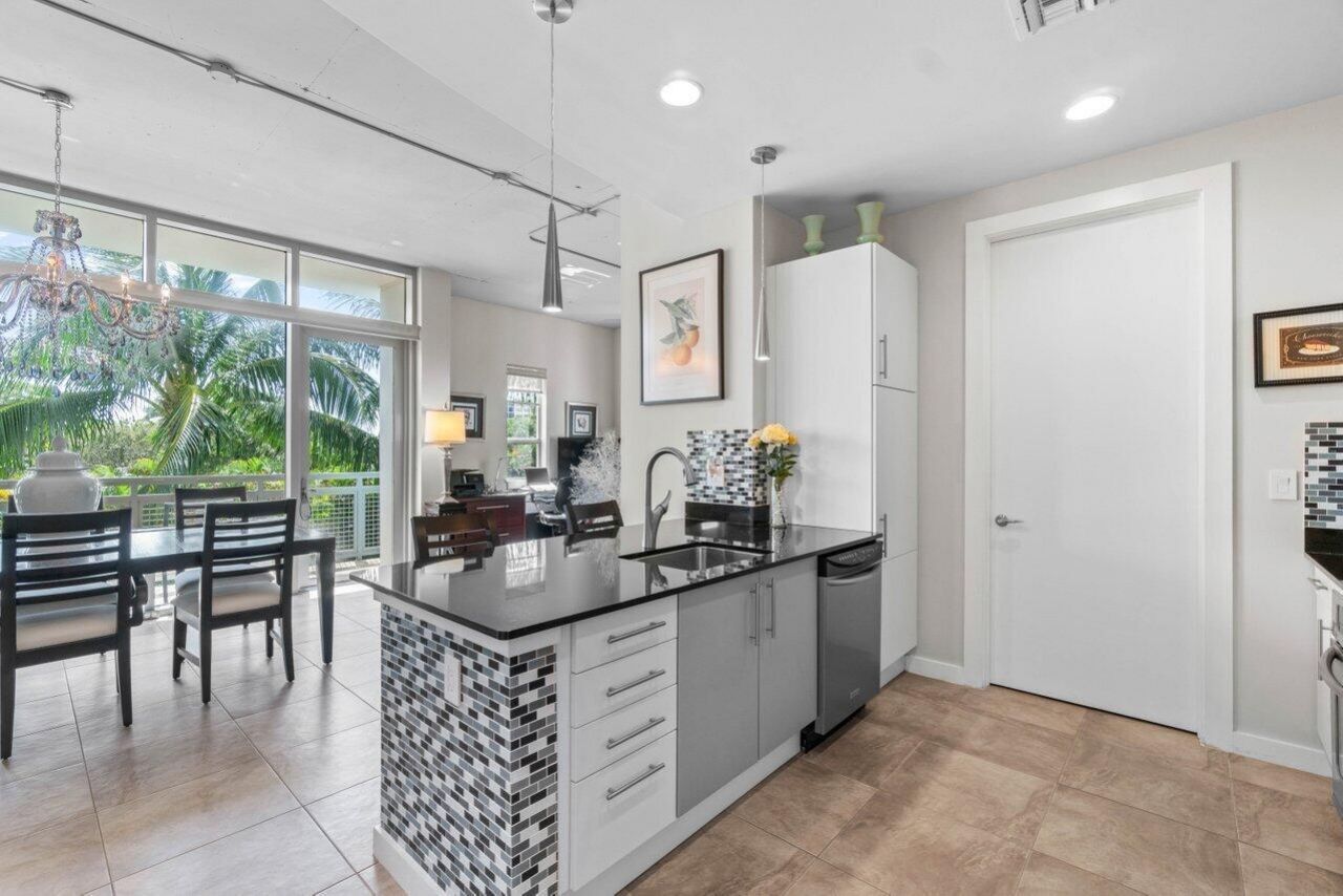 335 SE 6th Avenue, Unit 304, Delray Beach, FL 33483 Photo