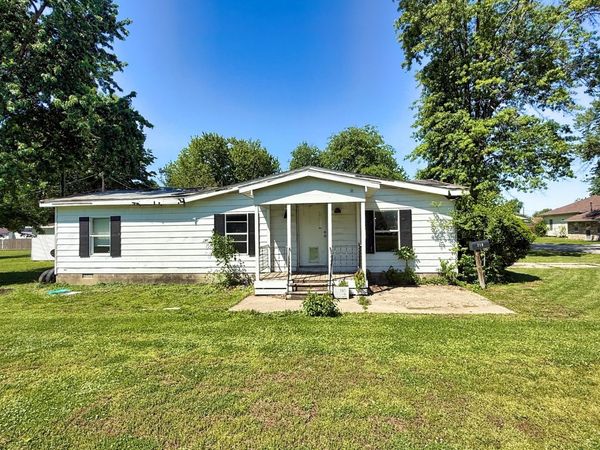 210 Park Avenue , Flora, IL 62839