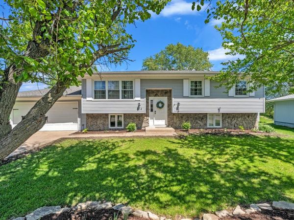 314 Crest Road , Eldridge, IA 52748