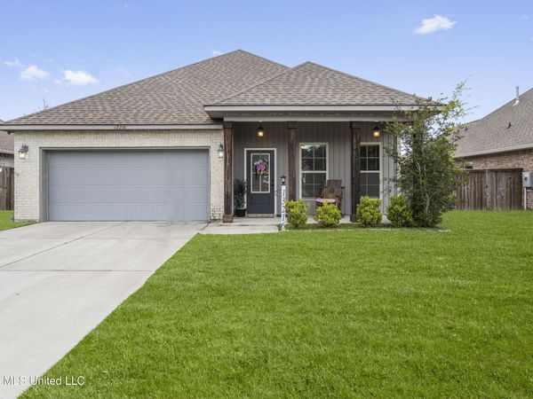 13216 W Jackson Lee Drive, Ocean Springs, MS 39564