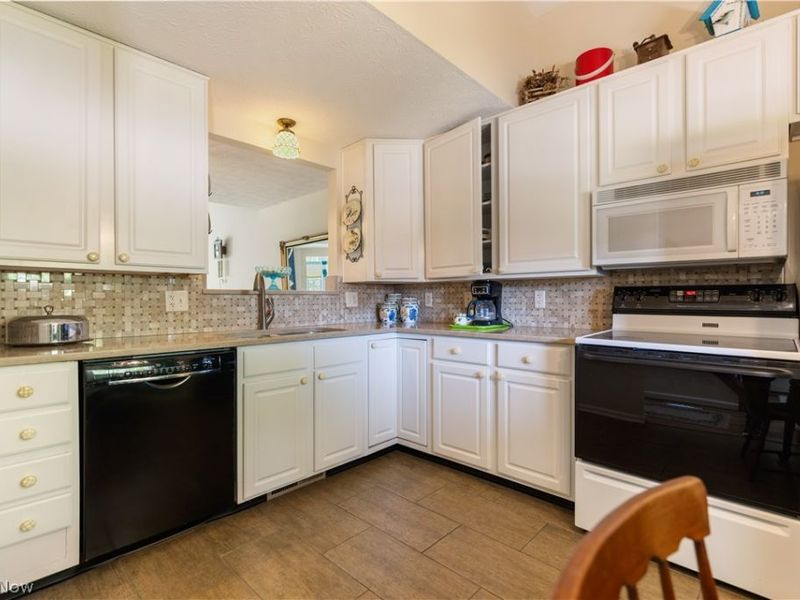 1702 Southpointe Circle NE, Canton, OH 44714 Photo 2