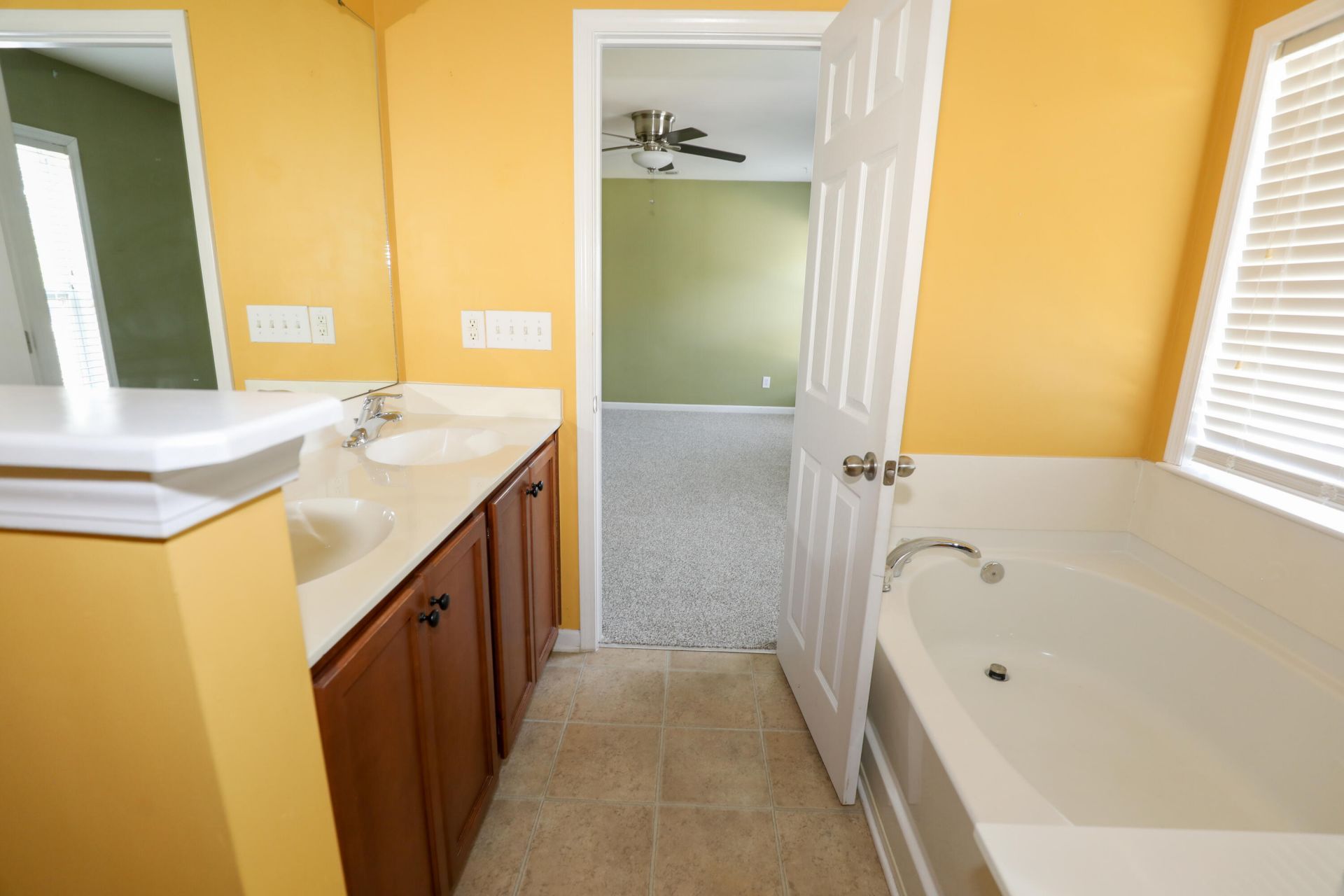 196 Avonshire Drive Photo 18