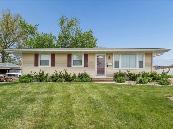 1840 Daleview Dr , Marion, IA 52302