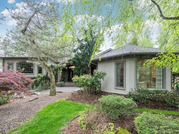 31 Sherwood Dr, Hillsdale, NJ 07642