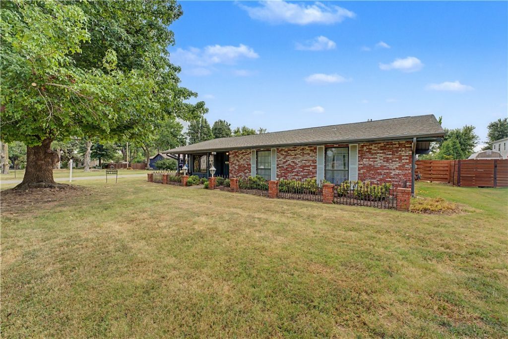 608 B Street, Bentonville, AR 72712 Main Photo