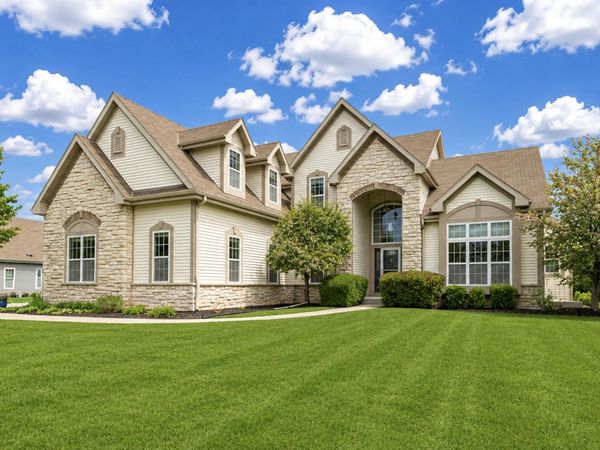 W193N5790 Canary Dr, Menomonee Falls, WI 53051