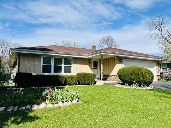 1523 David Ln, Waukesha, WI 53189