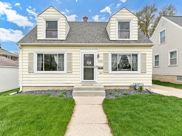 7926 W Wright St, Wauwatosa, WI 53213