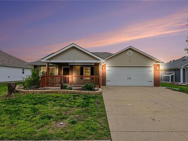 420 SW GRAYSTONE Drive, Grain Valley, MO 64029