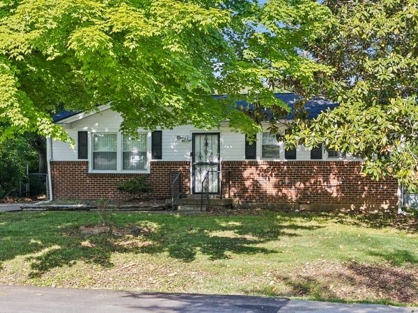 810 Country Club Dr, Clarksville, TN 37043
