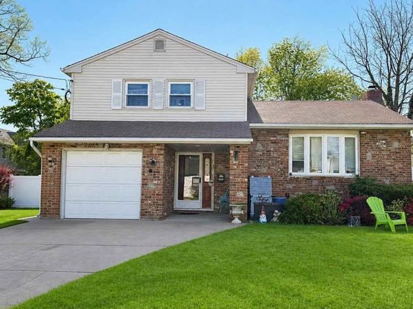 42 Kenwood Avenue , Massapequa, NY 11758