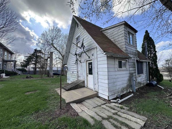 2855 W Florence Rd, FREEPORT, IL 61032