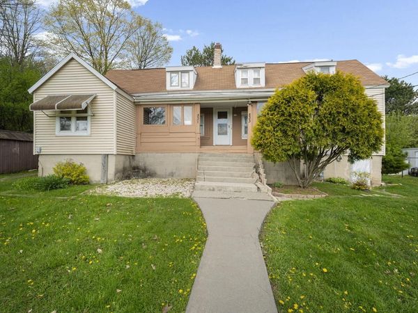 831 Silverbrook DRIVE, West Bend, WI 53090