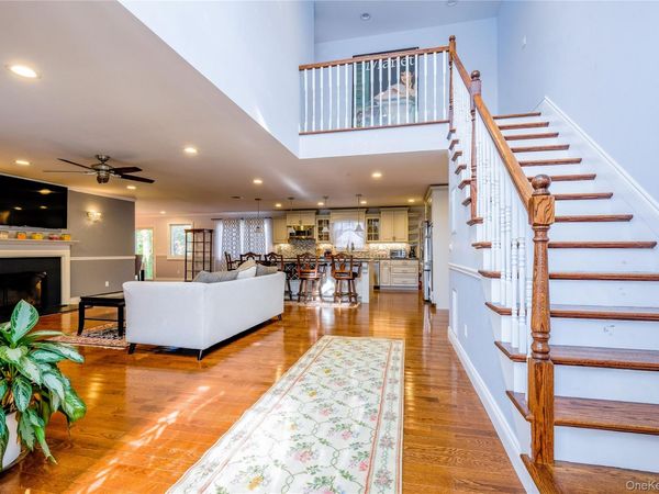 752 Kensington Court, Westbury, NY 11590
