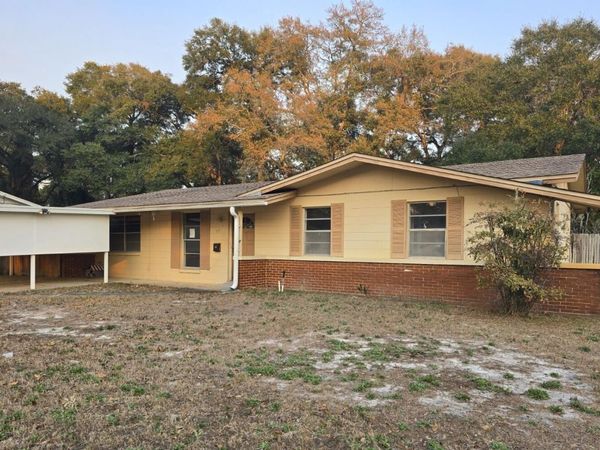 26 Caswell Circle, Mary Esther, FL 32569