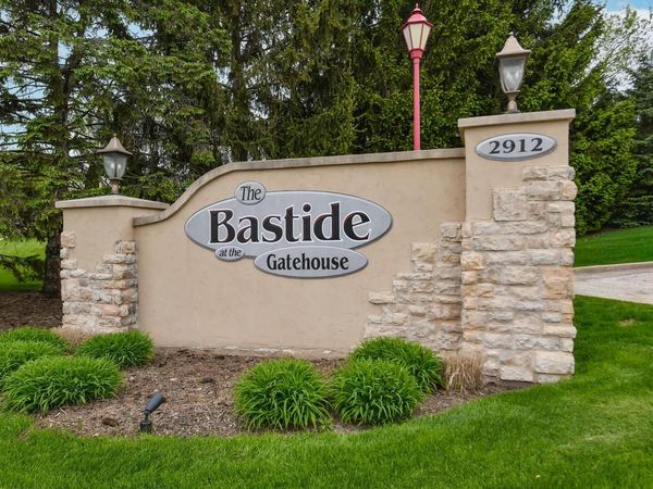 2912 University DRIVE, Unit 204, Waukesha, WI 53188