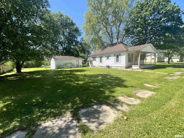 102 SYCAMORE Street, Thayer, IL 62689