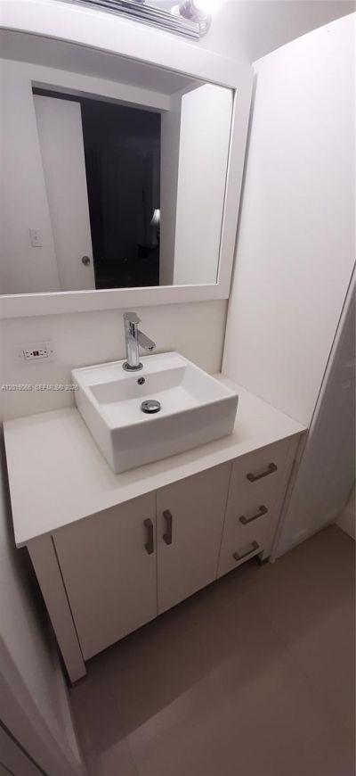 16909 N Bay Rd , Unit 914, Sunny Isles Beach, FL 33160 Photo