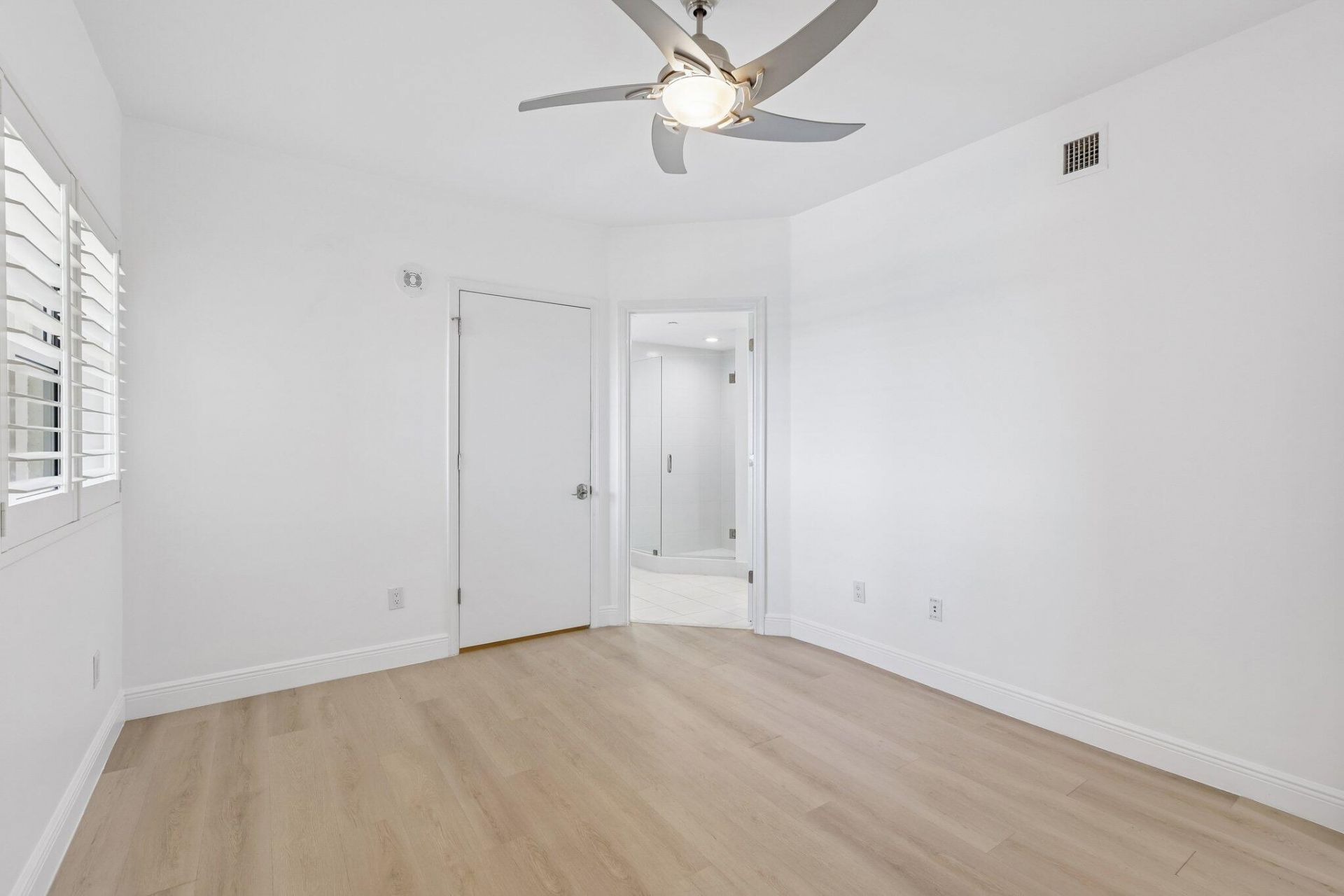2650 Lake Shore Drive, Unit 1202, Riviera Beach, FL 33404 Photo