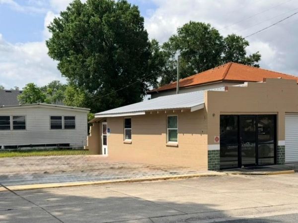124 W LEMON , LADY LAKE, FL 32159