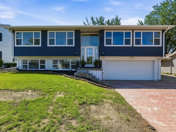 1195 McGowan Boulevard , Marion, IA 52302
