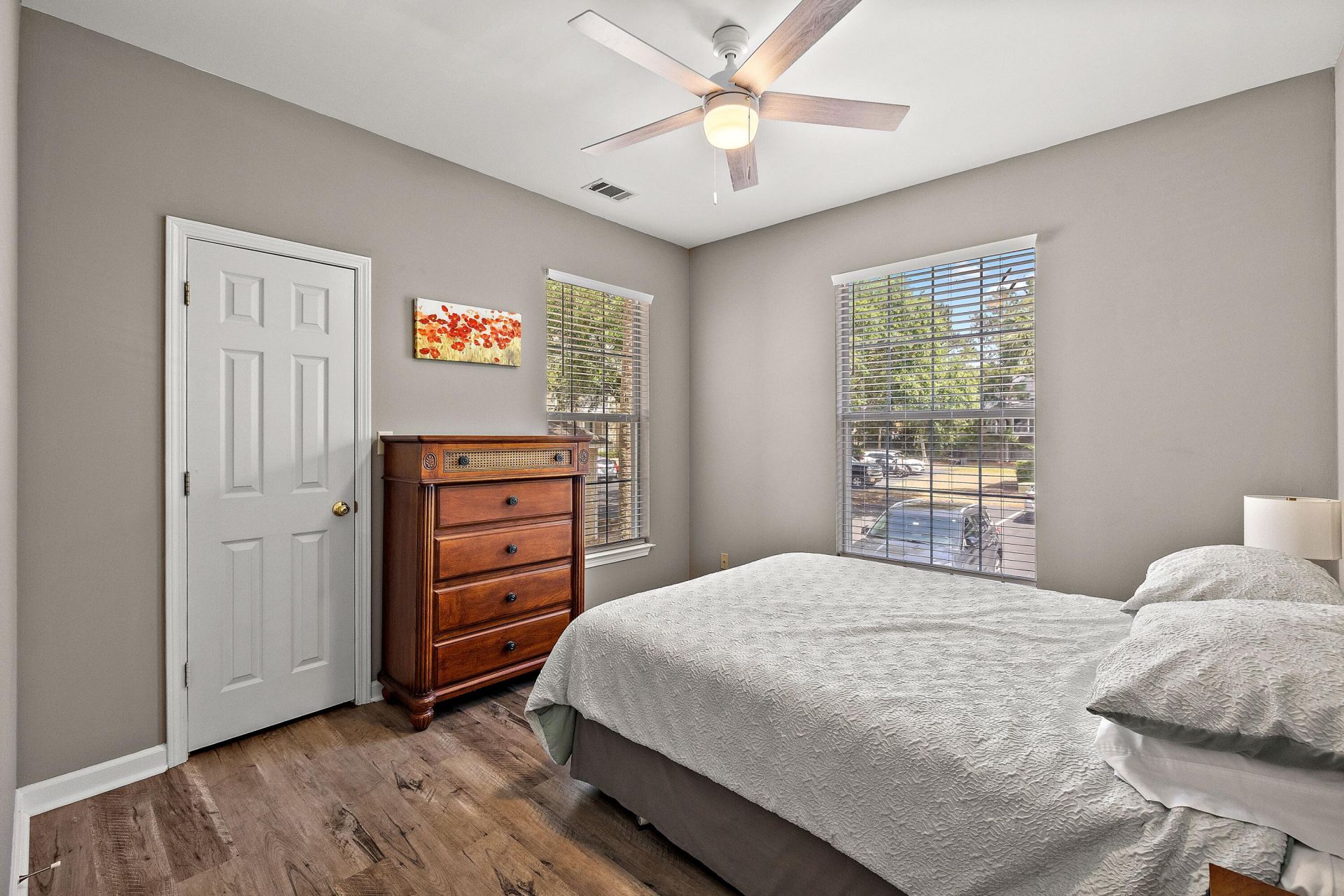 1600 Long Grove Drive Photo 14