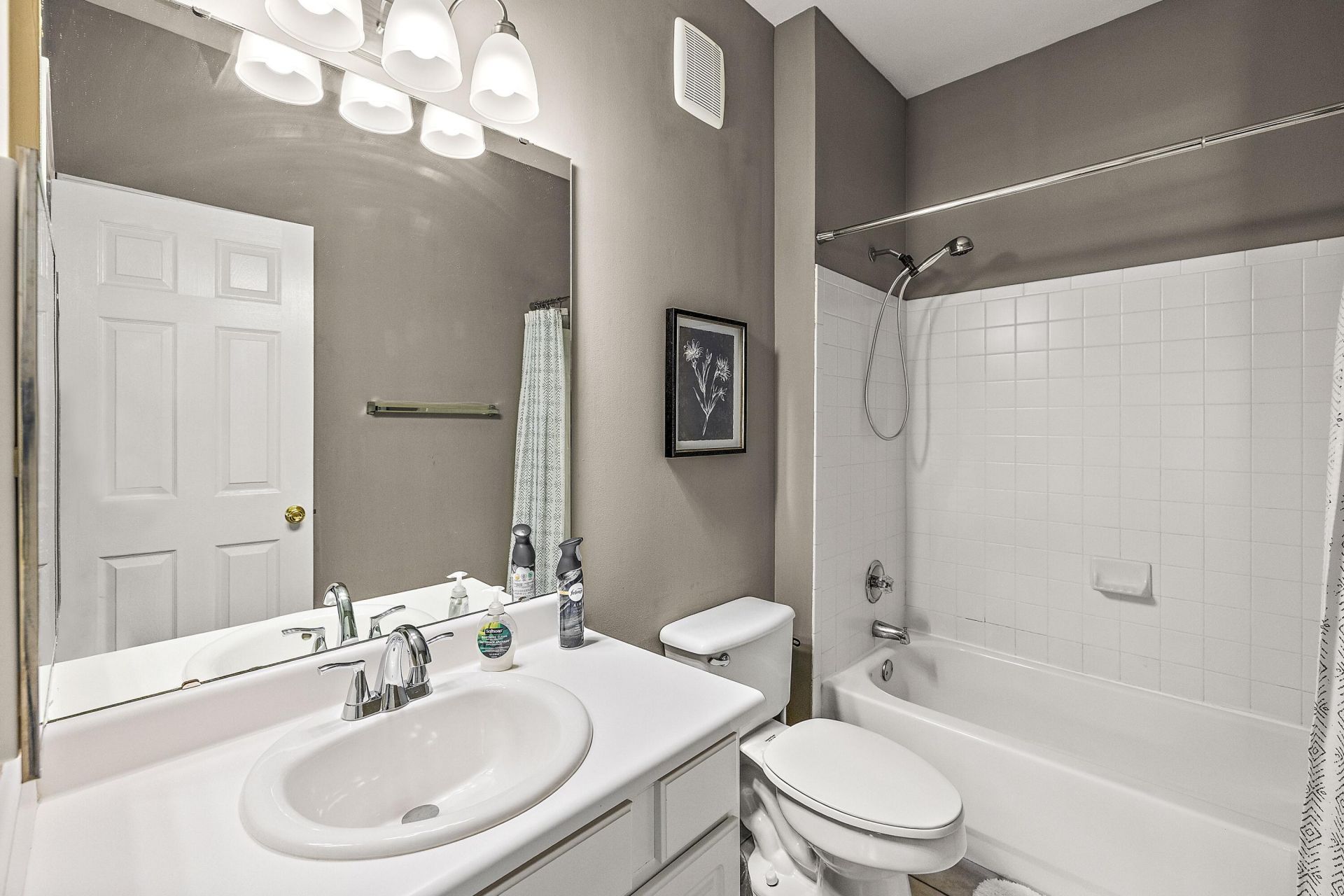1600 Long Grove Drive Photo 15