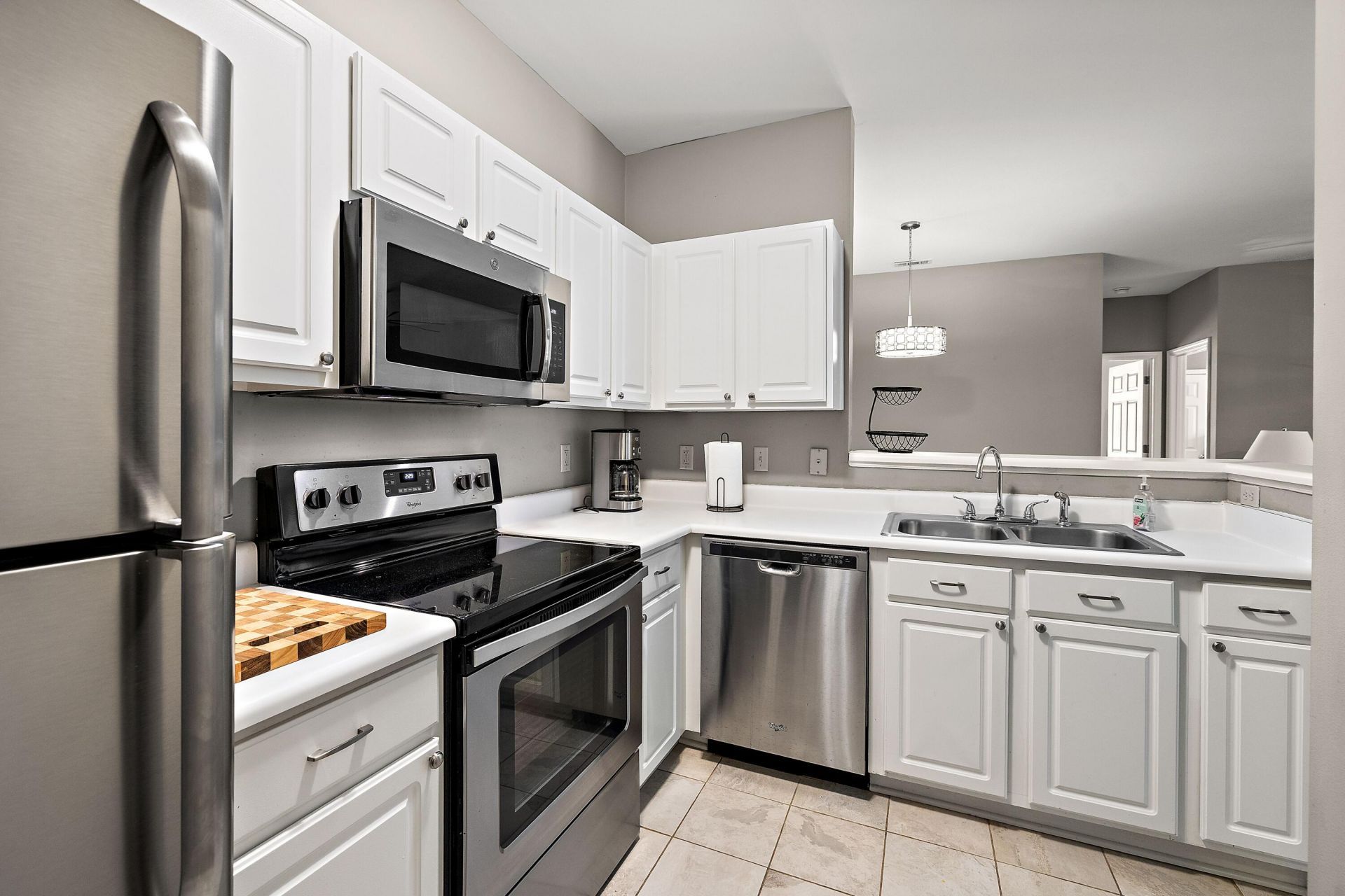 1600 Long Grove Drive Photo 4