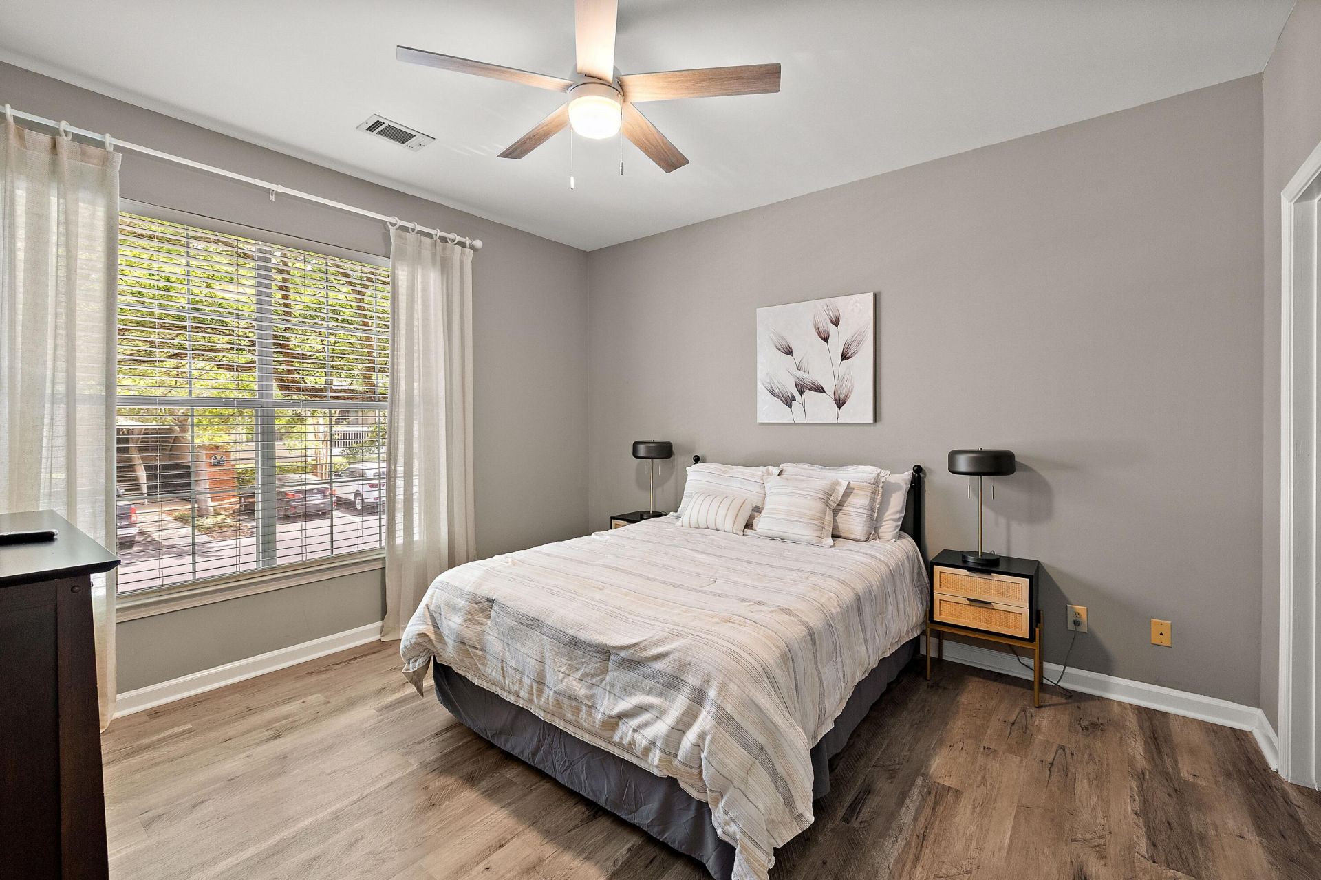 1600 Long Grove Drive Photo 9