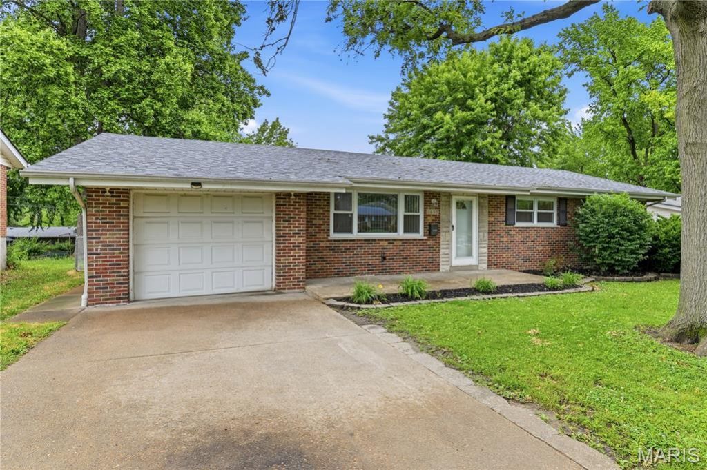 1685 Saint Loretto Drive, Florissant, MO 63033 Main Photo