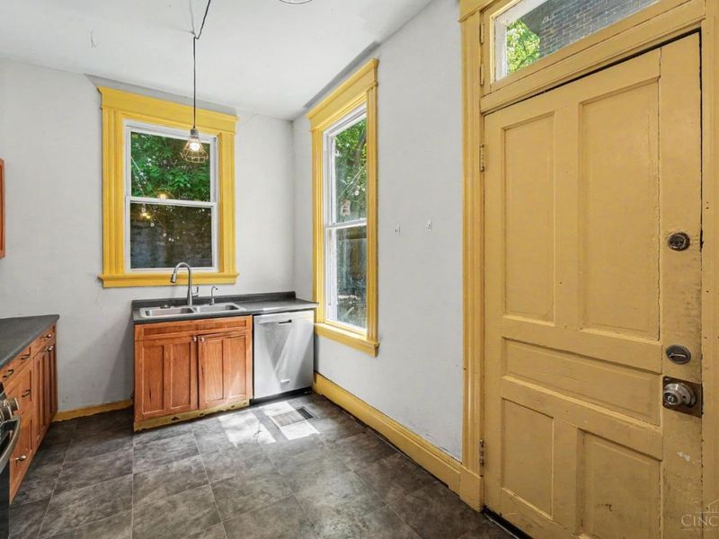 2200 W Clifton Avenue, Cincinnati, OH 45219 Photo 8
