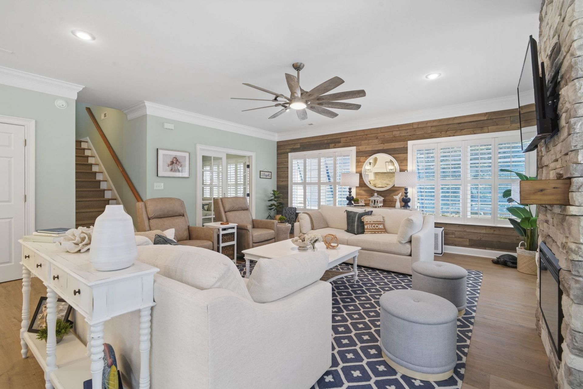 407 S Causeway Rd. Photo 3