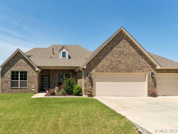 182 N Phillips Street , Skiatook, OK 74070