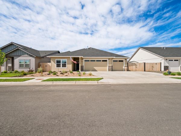 4951 SW Yew Place, Redmond, OR 97756