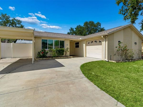 8806 OAK CIRCLE , TAMPA, FL 33615