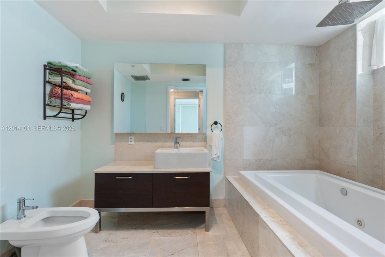 218 SE 14th St , Unit 2208, Miami, FL 33131 Photo