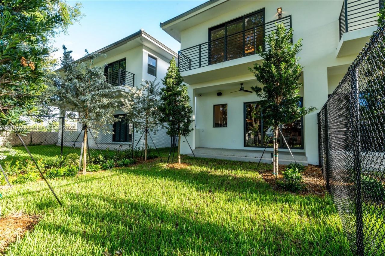 2745 SW 23 Ter , Miami, FL 33145 Photo