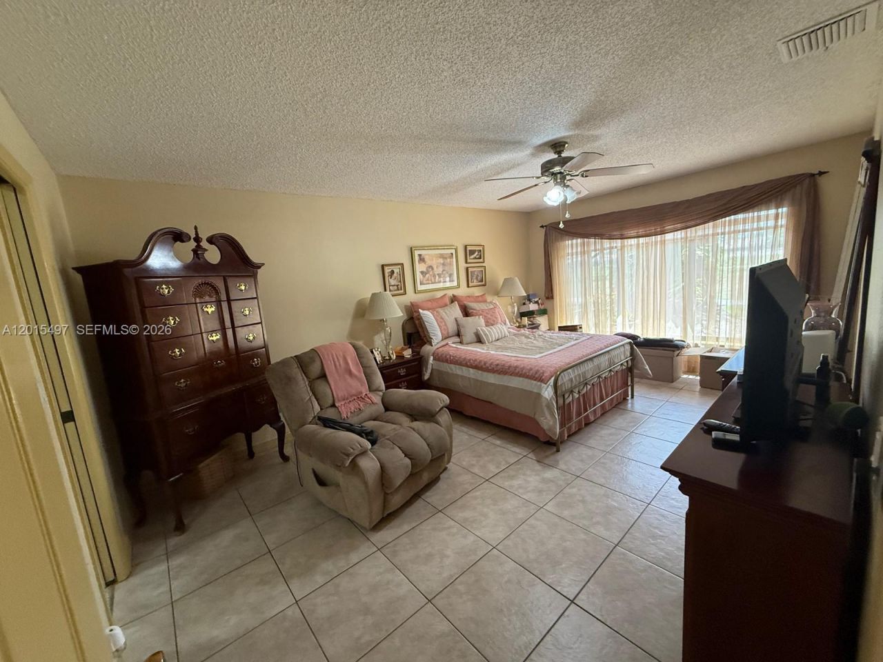 19300 W Lake Dr, Hialeah, FL 33015 Photo