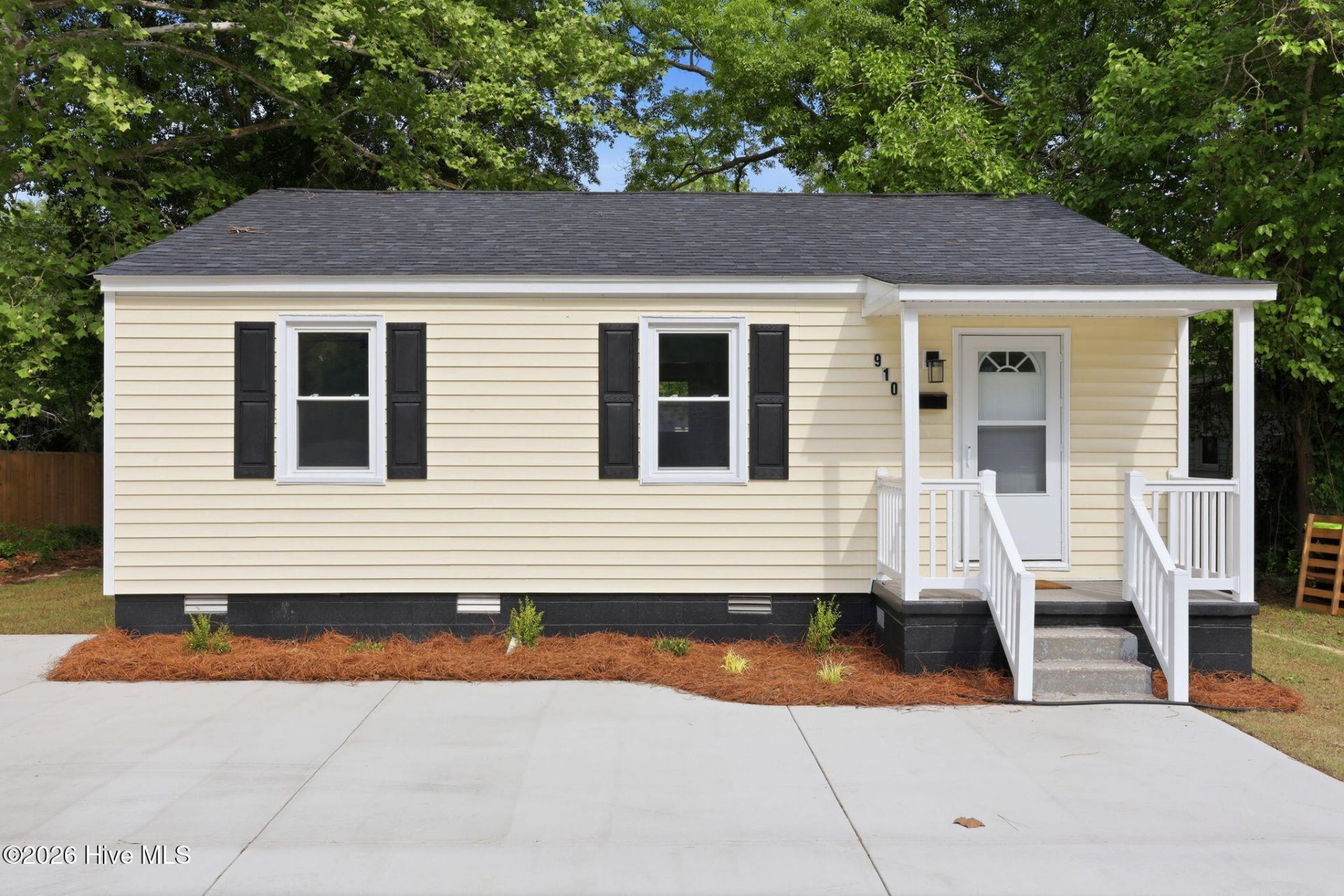 910 Simmons Street, New Bern, NC 28560 Main Photo