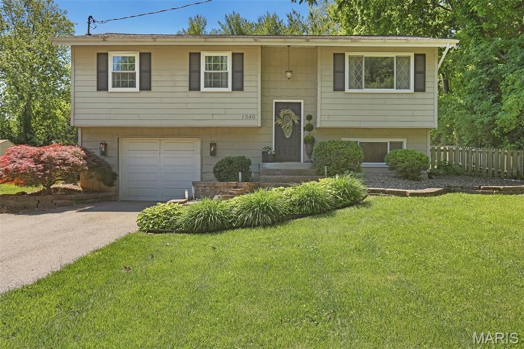1540 Weber Drive, Edwardsville, IL 62025 Main Photo