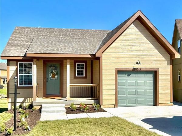 13745 Leigh Drive, Bonner Springs, KS 66012