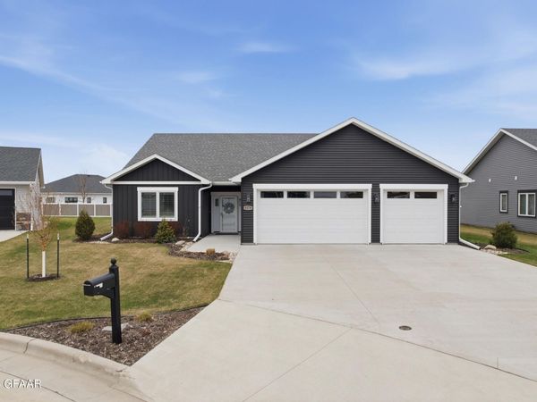 6176 AZALEA Circle, Grand Forks, ND 58201