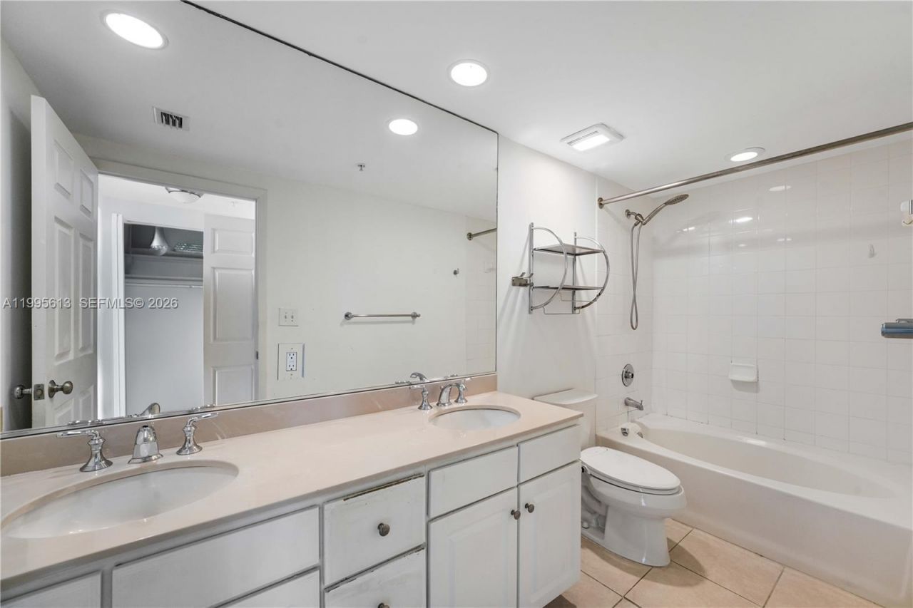 2000 N Bayshore Dr , Unit 702, Miami, FL 33137 Photo