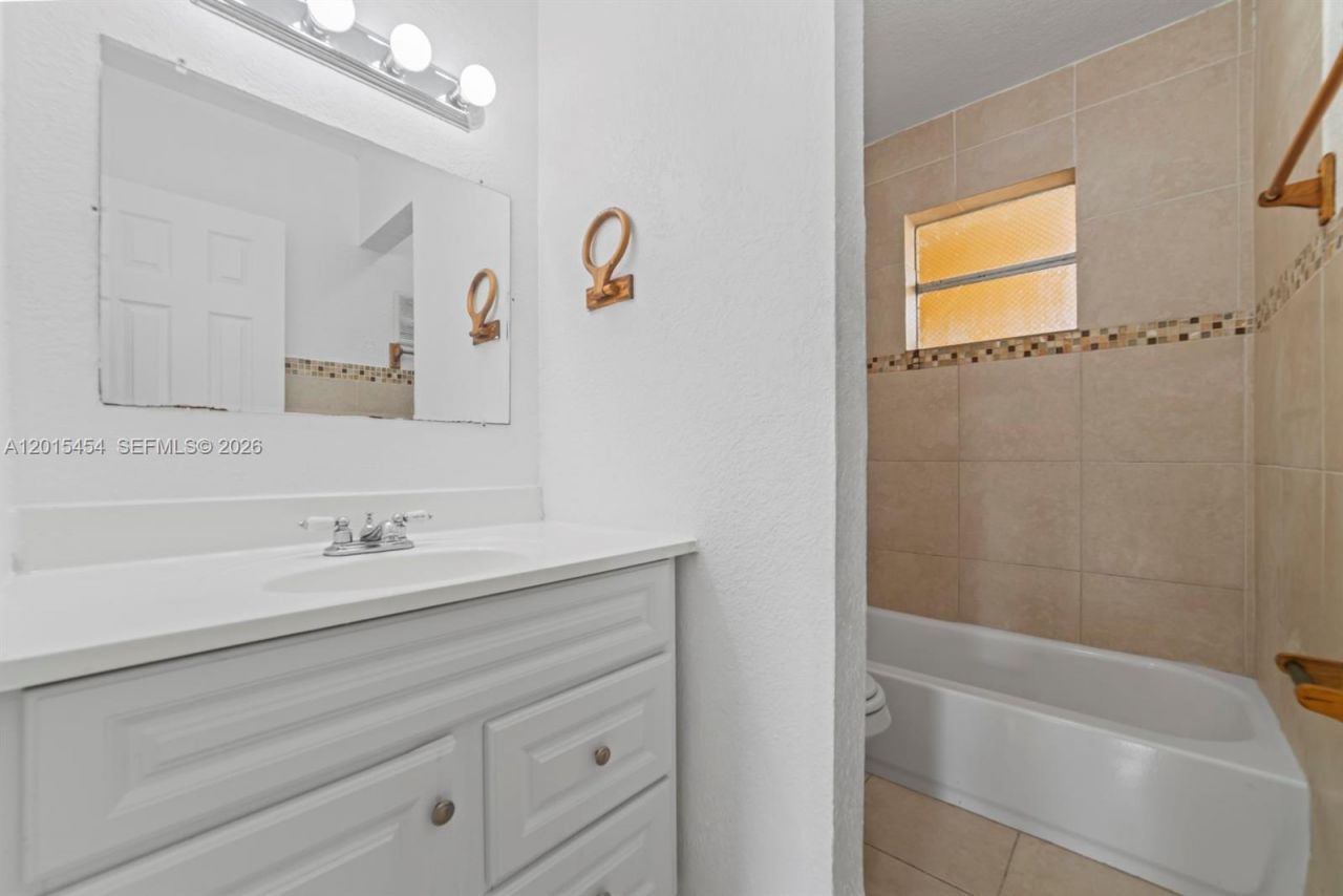 525 W 69th St , Unit 306, Hialeah, FL 33014 Photo